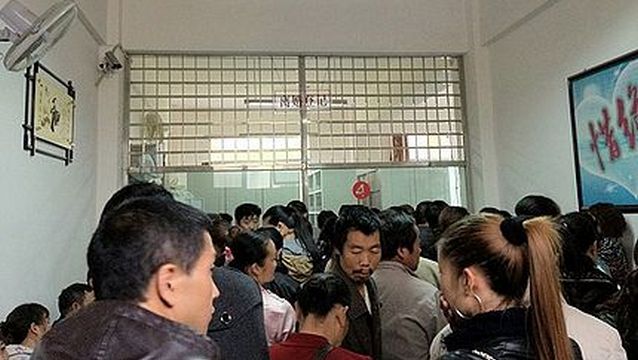 Hundreds of happy couples have swamped divorce officials in China after a new housing policy meant they could double the size of their homes by splitting up  Сотни китайцев подали на развод, чтобы получить землю