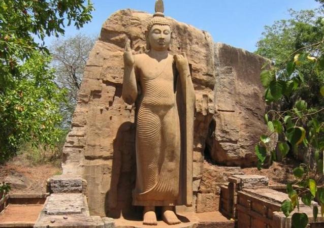 298396 buddhist temple in sri lanka Туриста с татуировкой Будды отказались пускать на Шри Ланку